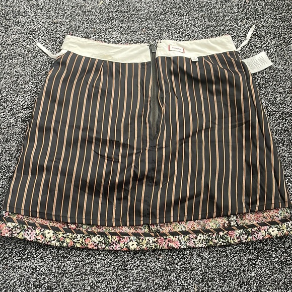 Aritzia Sunday Best Floral mini skirt in 0 - Picture 3 of 4